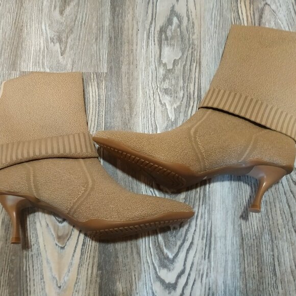 Knee High Kitten Heel Boots with Pointed Toes and Faux Knit Texture - Picture 9 of 10